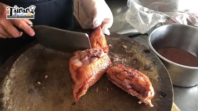特寫切片的燒鵝肉,表皮焦糖色澤明顯,肉質紋理清晰帶油潤光澤