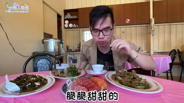 阿波夾起鮭魚生魚片，展示脆甜油亮的肉質