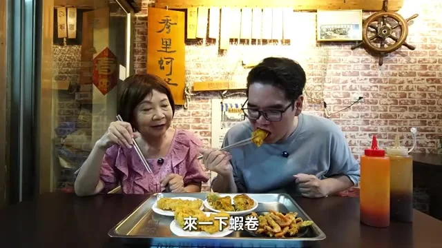 阿波夾起秀里鵝肉的招牌蝦卷