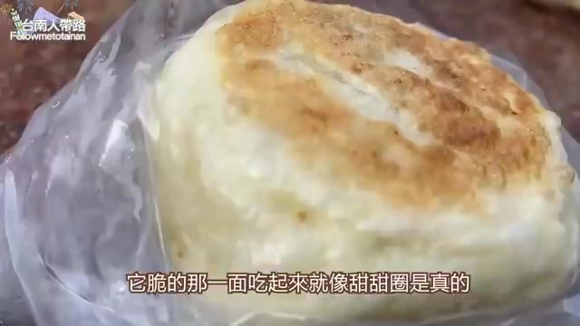 煎好的水煎包底部呈現金黃酥脆的煎面，表面帶著明顯的焦香紋理