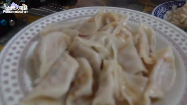 白色瓷盤中盛著多顆水餃,皮薄透亮,摺紋清晰