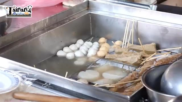 不鏽鋼黑輪鍋裡煮著白蘿蔔、雞蛋、甜不辣等各式食材,熱氣蒸騰
