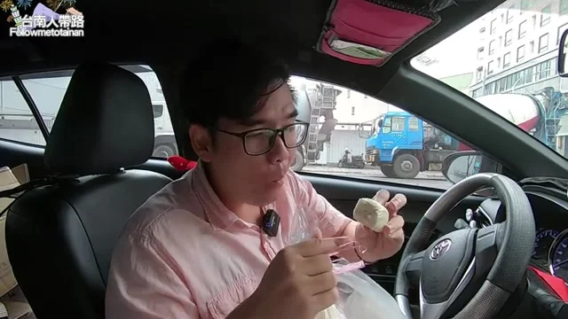 阿波展示2元饅頭，份量紮實特寫