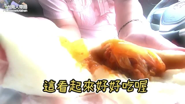 阿波展示泡菜包切面，湯汁飽滿的內餡特寫