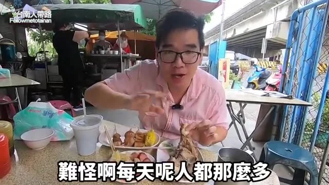 阿波吸食大骨骨髓，展示滿滿骨邊肉