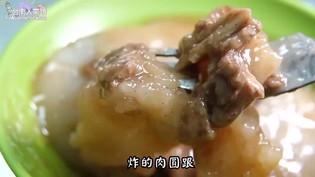 碗中盛著淋上醬汁的肉圓，內餡瘦肉清晰可見，湯匙正舀起一塊