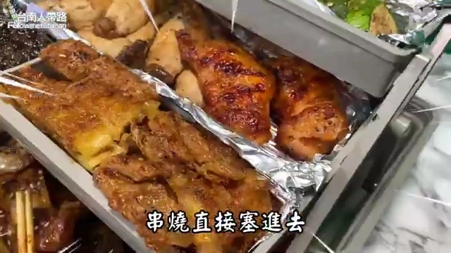三層工具箱裡整齊擺放著各式串燒與烤肉,用鋁箔紙分層包裝保溫