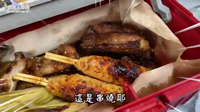 工具箱裡塞滿雞腿肉串、玉米筍與多款串燒,擺放層次分明