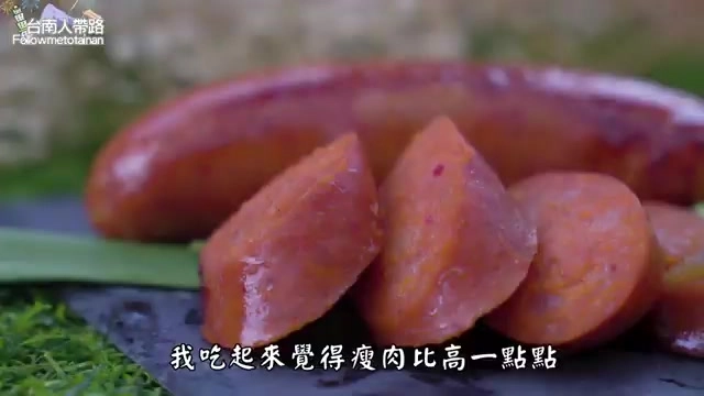 切開的紅色香腸露出橫切面,內裡包裹著一整塊泡菜餡料