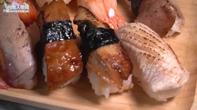多款生魚片握壽司整齊排列，可見炙燒鰻魚、鮭魚、干貝等多種配料