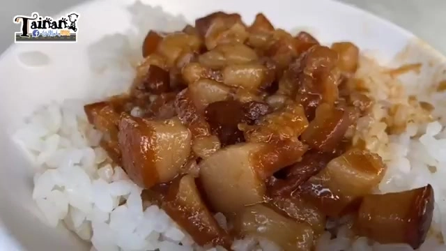 特寫肉燥飯,深色肉燥塊鋪滿白飯,油亮的醬色滲入米粒之間