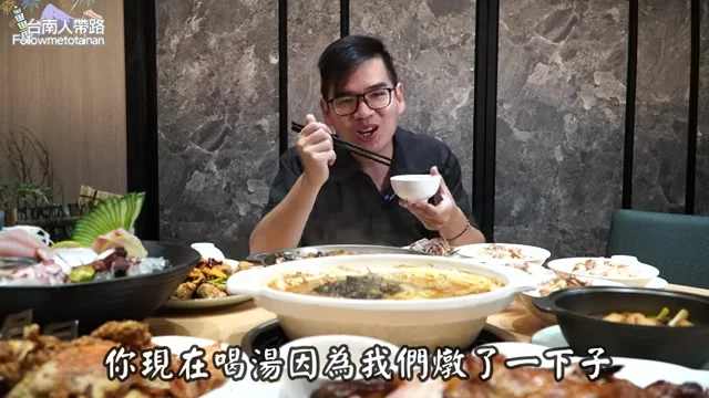 阿波展示滿滿一鍋的砂鍋魚頭,料多豐富特寫