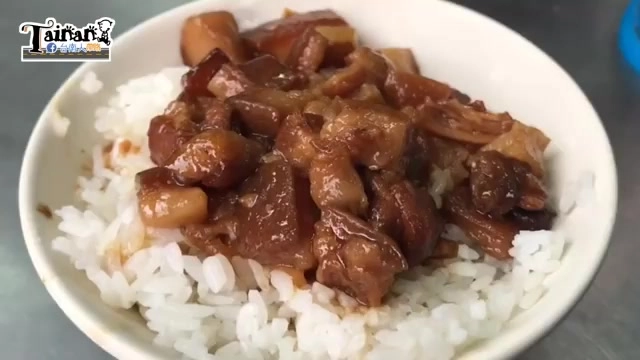 白飯上鋪滿控肉塊，油亮的琥珀色滷汁滲入米粒之間
