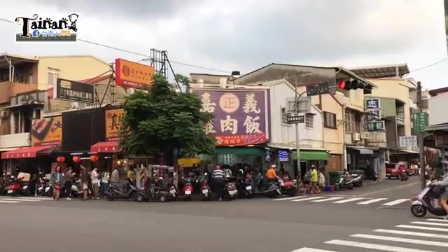 店家外觀招牌寫著「嘉義雞肉飯」，門口停滿大量機車，人潮眾多