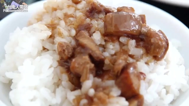 白飯淋上肉燥滷汁，肉塊軟爛入味，油亮的醬色滲入米粒之間