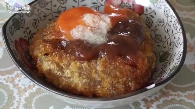 真小店脆皮肉圓淋上雙色醬料