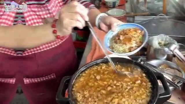 店家在大鍋裡熬煮湯料，用勺子舀起舀入碗中，準備盛裝上桌