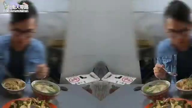 阿波在店內用餐，桌上擺著多道菜色，正夾起麵條享用