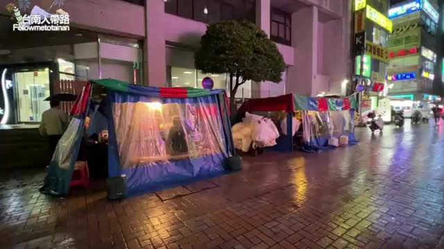 路邊帷幕帳篷攤位在夜晚燈光下透出溫暖光線，是釜山在地人小酌宵夜的日常去處