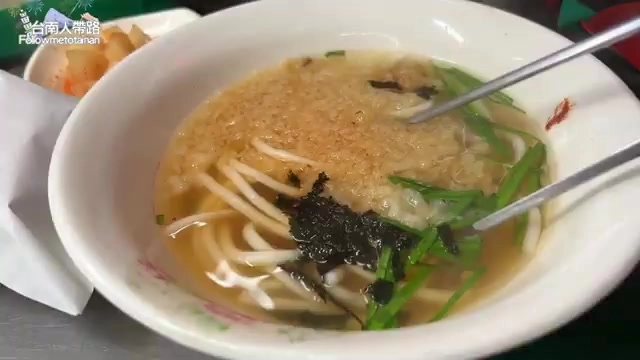 烏龍湯麵撒上海苔絲與蔥花，湯頭清澈帶著微微鹹辣感