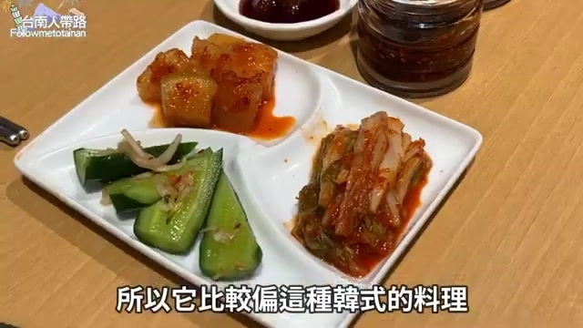 韓式小菜拼盤裡泡菜、醃小黃瓜、醃蘿蔔擺放整齊，是道地韓式燒肉的配菜