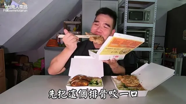 阿波展示阿鳳排骨飯招牌排骨的厚實份量，咬一口軟嫩斷開