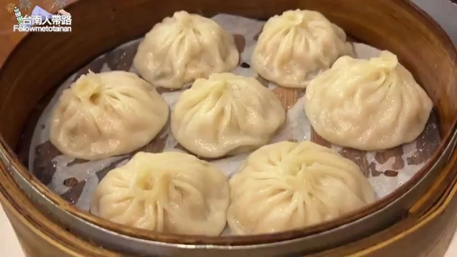 蒸籠裡六顆小籠包排列整齊,皮薄透光是這次開箱的重頭戲