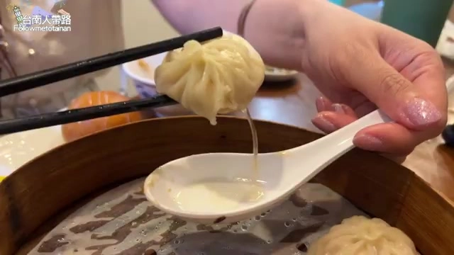 小籠包夾起瞬間湯汁滴落湯匙，皮薄餡多是阿波心中台南前三名的小籠包