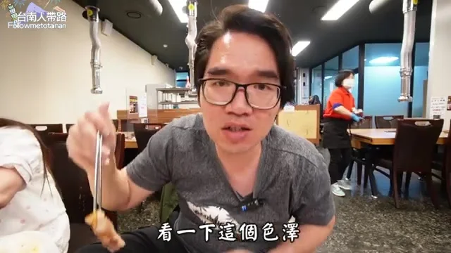 阿波展示溫體韓豬五花肉的色澤特寫