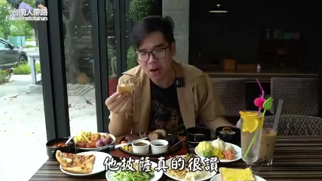 阿波展示手工薄片披薩，料多餅皮誘人特寫