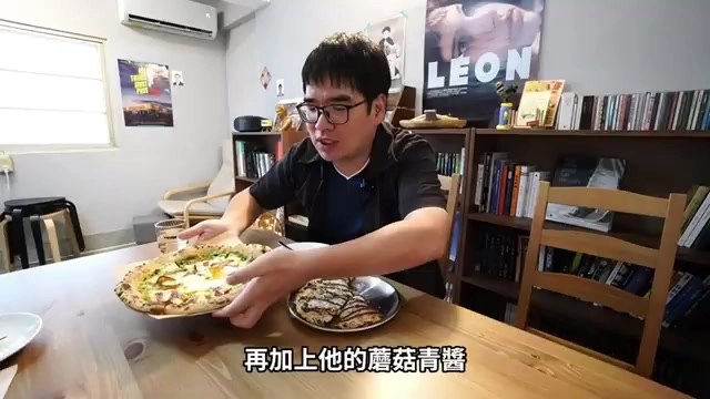 阿波在對折披薩店內比讚，桌上擺著蘑菇青醬披薩與巧克力甜披薩