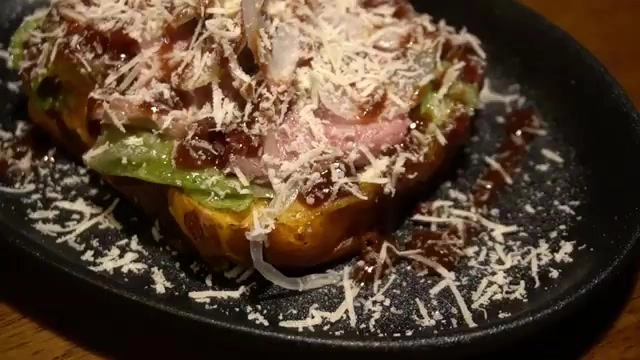 煙燻牛胸剝皮辣椒吐司鋪滿起司絲與肉片，直火烤製香氣四溢