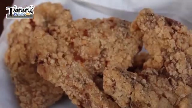 炸雞排特寫,外皮呈現金黃酥脆的顆粒狀質地