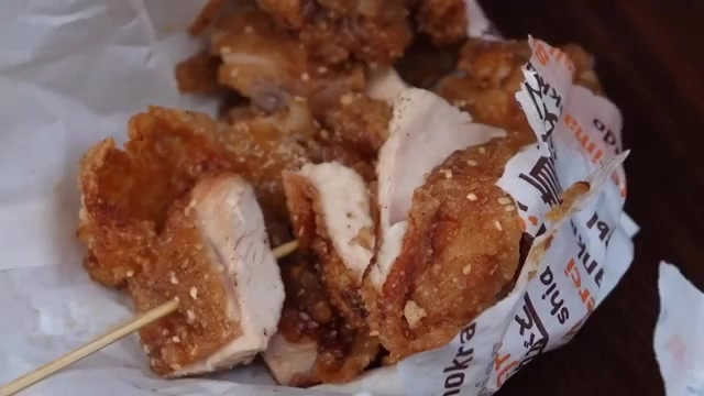 竹籤串著多塊裹粉炸雞肉,剖面可見雞肉紋理,色澤金黃酥脆