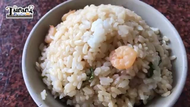 白色瓷碗盛著炒香的蝦仁飯，米粒油亮，蝦仁清晰可見