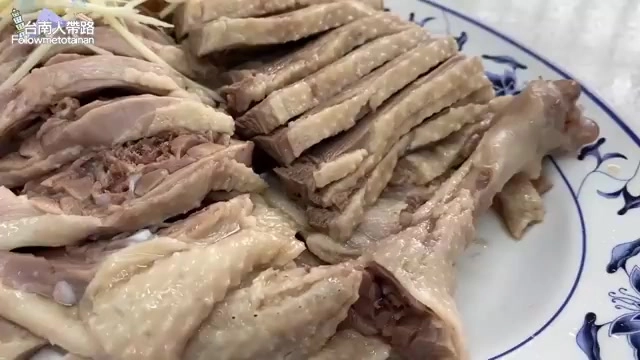 白色瓷盤中盛著切成薄片的鵝肉,紋理清晰,肉質細嫩