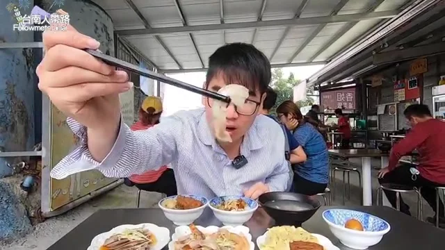 阿波沾著朝天椒辣椒醬品嚐豬頭皮