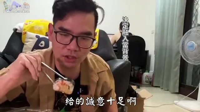 阿波展示炸蝦壽司捲，兩隻大蝦清晰可見