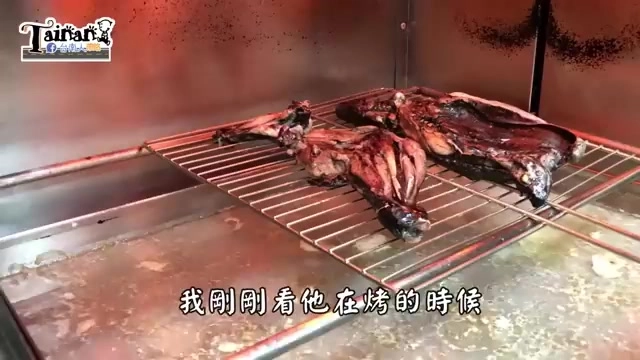 烤箱裡的烤烏骨雞放在金屬烤架上,表皮呈現深褐色澤,肉質緊實