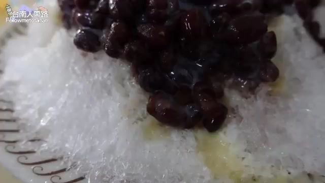 刨冰上鋪滿滿滿的紅豆，淋上煉乳，質地綿密