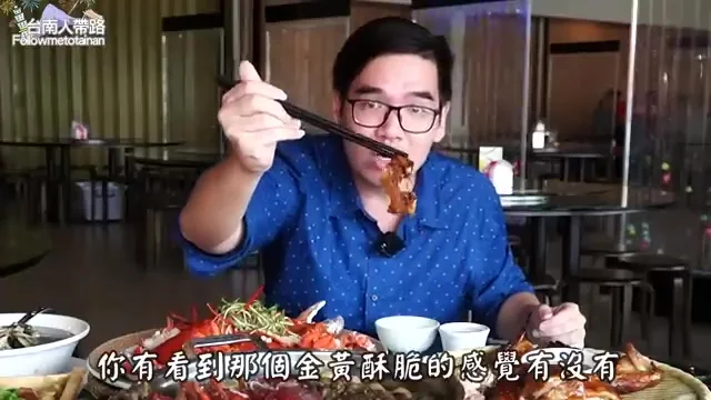 阿波展示甕烤雞金黃酥脆的外皮特寫